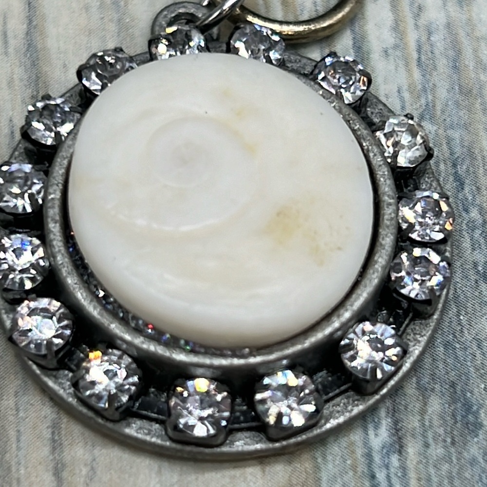 ⭐️Adorned Crown Jewelry Beaches and Butterflies collection Shell disc necklace - Picture 5 of 9